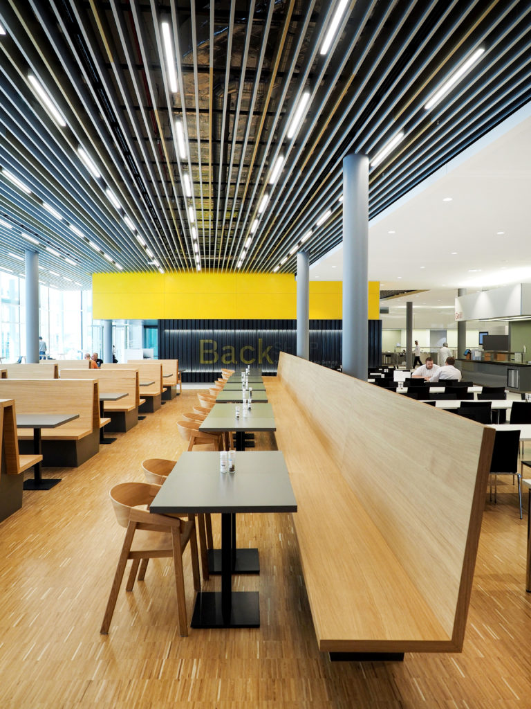 Bürogebäude mit Mitarbeiterrestaurant